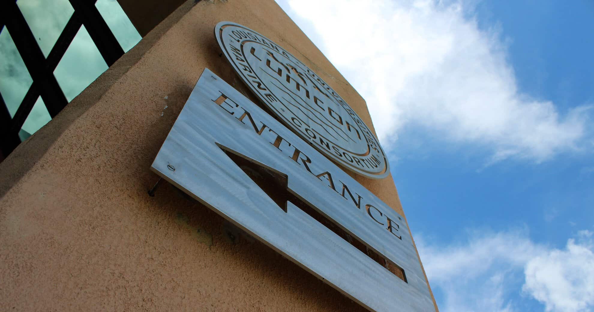 Sign pointing to the entrance of LUMCON